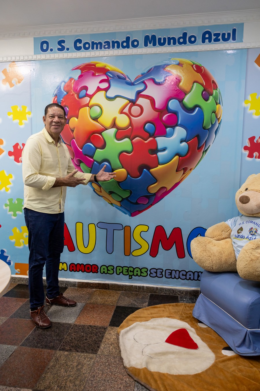 Mário Lúcio na sede da O.S. Comando Mundo Azul, projeto de apoio a pessoas autistas no Guarujá