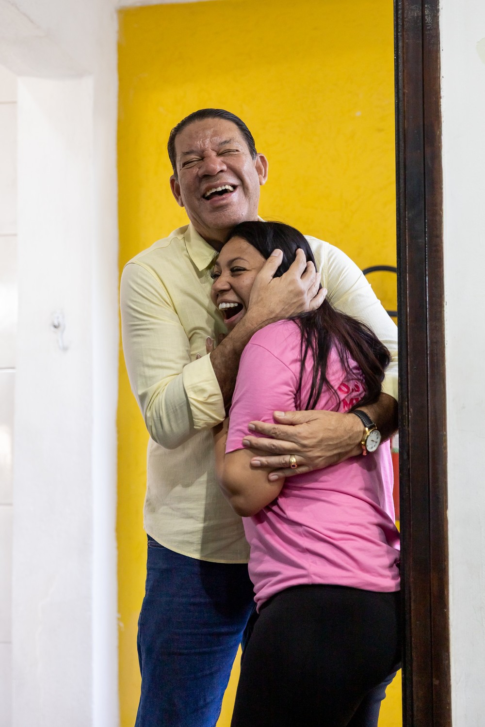 Mário Lúcio sorrindo em um abraço afetuoso, cena de proximidade com a comunidade